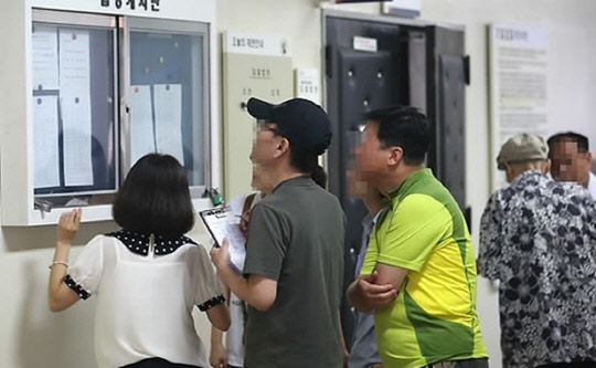 수도권 경매 시장 분위기가 코로나19 충격 속에서도 후끈 달아오르면서 아파트 등 주거시설이 날개 돋친 듯 팔리고 있다.. 사진은 붐비는 경매법정 앞 복도.<연합뉴스>